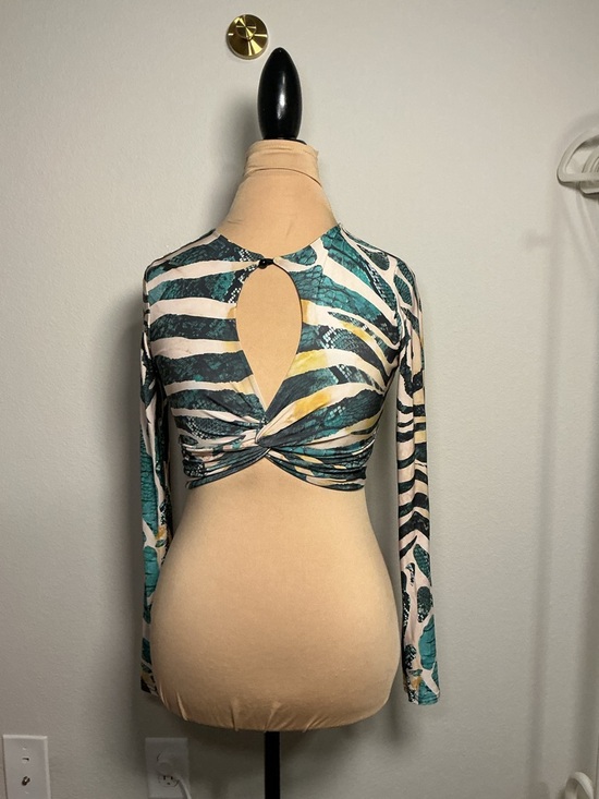 PrettyLittleThing Tops - Twist-Front Keyhole Long-Sleeve Crop Top - Teal/Black Print